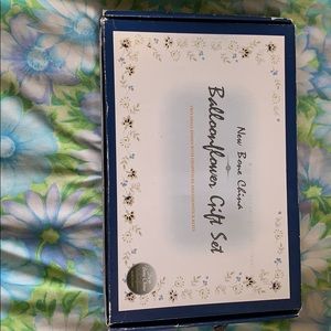 Two small dishes w/chopsticks & chopstick set